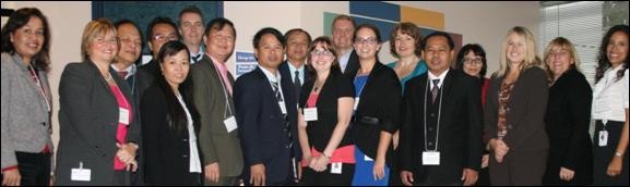 Les délégués cambodgiens et laotiens en matière de communication des risques posent en 
compagnie de leurs partenaires de l’initiative CAREID rattachés à l’Agence canadienne de développement international et à l’Agence de la santé publique du Canada 