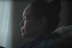 Femme assise sur une chaise tenant un oreiller