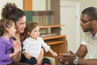 Un professionel aide une famille