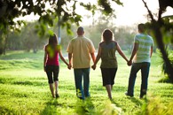 Famille marchant main dans la main