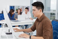 Homme faisant de la recherche sur Internet