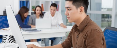 Homme faisant de la recherche sur Internet