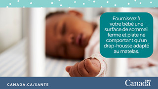 Photo d'un bébé dormant sur le dos, seul dans son lit.