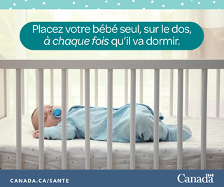Photo d'un bébé dormant sur le dos, seul dans son lit.