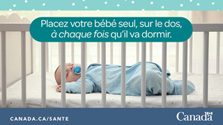 Photo d'un bébé dormant sur le dos, seul dans son lit.