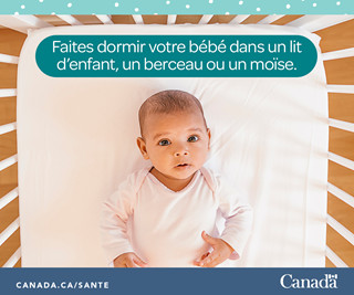 Photo d'un bébé sur le dos, seul dans son lit.