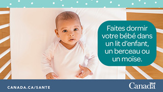 Photo d'un bébé sur le dos, seul dans son lit.