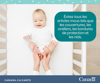 Photo d'un bébé sur le dos, seul dans son lit.
