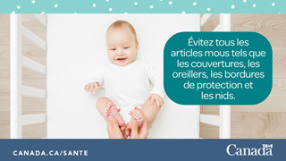 Photo d'un bébé sur le dos, seul dans son lit.