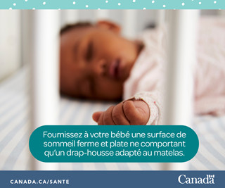 Photo d'un bébé dormant sur le dos, seul dans son lit.